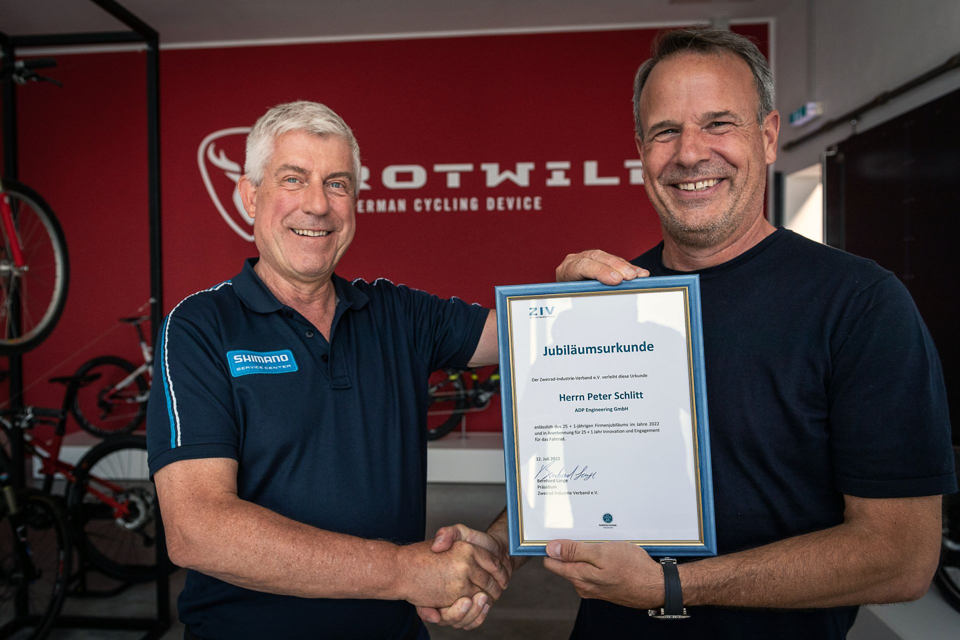 peter schlitt recibe certificado de reconocimiento de la ziv